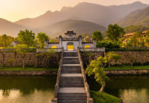 810 Người trẻ mang lá cờ Tổ quốc lên đỉnh thiêng Yên Tử nhân dịp kỷ niệm 81 năm Quốc khánh Việt Nam